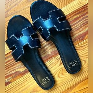Crown and Ivy Black Raven Sandals, Size 9, Like New